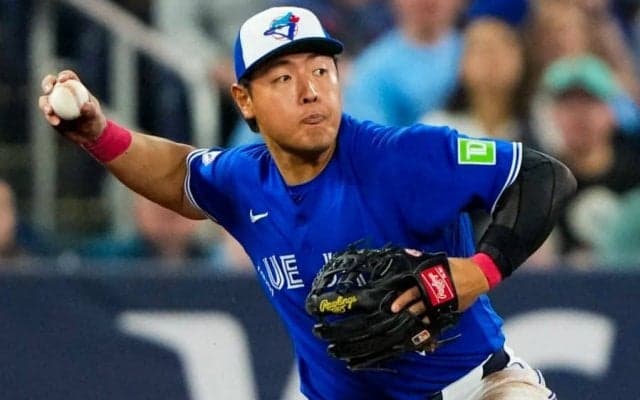 岡本和真が披露した「超難関プレー」　実況も大興奮…ピンチ救った「おしゃれな足技」