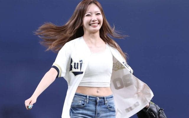 おへそもチラリでノーバウンド投球…最強“骨ストコンビ”が「美しすぎるよ」「スタイルれべち」