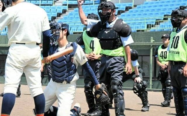 腕を振り上げ「ストライク！」　夏の大会に向けて審判たちが講習会