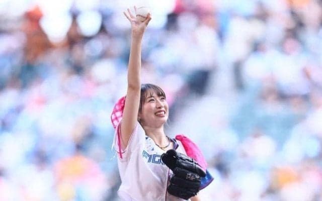 新庄スカートで牧野真莉愛が始球式「佑ちゃん、見てる？」→「ＬＯＶＥ新庄！」　３年連続ノーバン投球　ＬＯＶＥマシーンも熱唱
