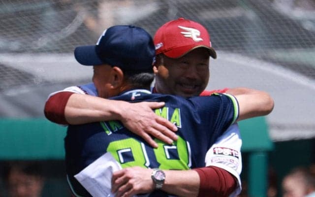 【ヤクルト】池山監督、メンバー表交換時に楽天三木監督と抱擁　30日は「パワーをくださいと」