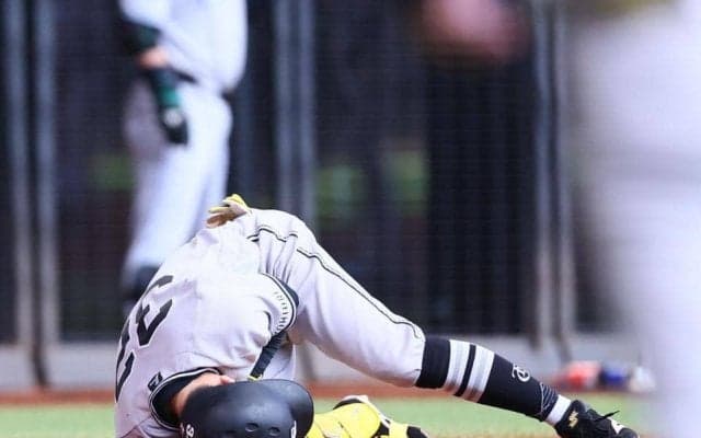 巨人・浦田が左手に死球　打席で倒れ悶絶　治療受け試合に復帰し場内に大きな拍手　バントの構えから内角球を避けきれず