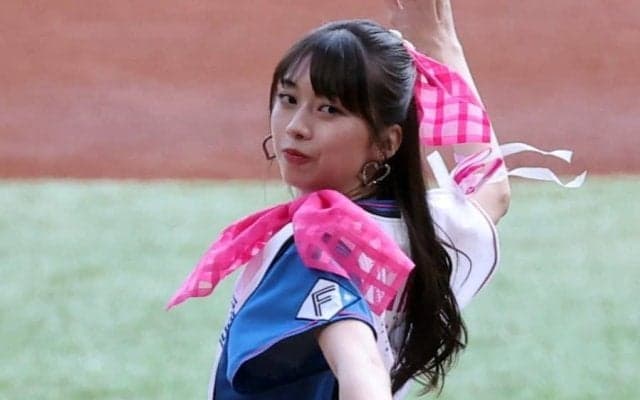 ド派手スカートふわ→完璧投球に喝采　忘れぬ90度お辞儀…“ガチ勢美女”の貫いた「LOVE新庄！」