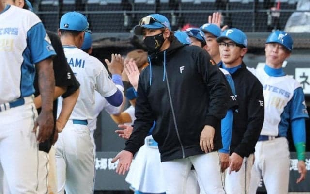 日本ハム・新庄監督　昨季まで在籍の巨人外野手のプレーに言及「捕れましたけどね」　屋根が開いた影響も？「影ができるんで。っていうところはフォローしておきます」