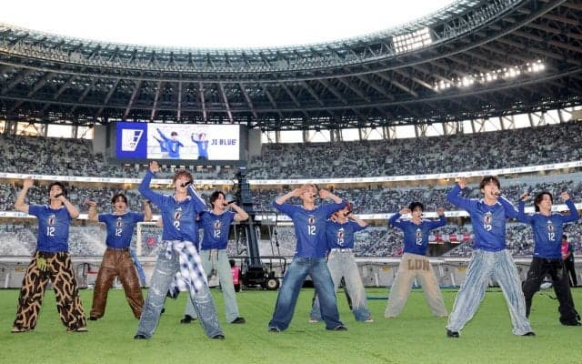 スペシャルユニット「ＪＩ　ＢＬＵＥ」が初ライブパフォーマンス「最高のエールを送りましょう」日本代表-アイスランド戦の試合前に熱狂ライブ