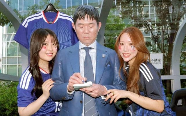 森保一監督に“激似”ろう人形が代表戦会場出現…サポーター驚きの声「めっちゃ似てる」「本物かと思った」