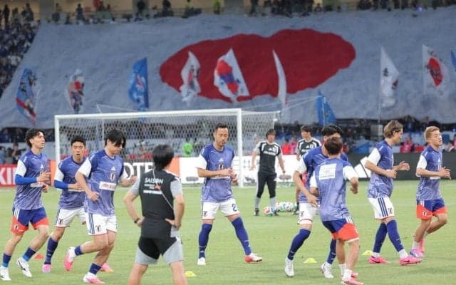 森保ジャパン　選手ピッチ登場で大歓声　ビッグフラッグも登場…壮行試合アイスランド戦