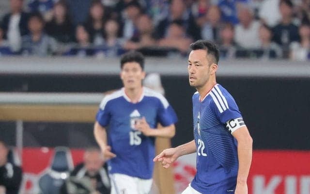 吉田麻也「あさってＬＡに帰る。娘の学校があるので」背番号２２は「もう今日からトミのもの」