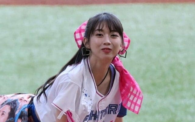 「お顔が可愛い」の裏で…スカートに釘付け　“本気美女”の全力投球が「最高すぎる」