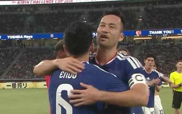「泣きそう」日本代表・吉田麻也の途中交代に両チーム選手が花道演出「かっこよかったぞ」「魂感じた」キャプテンマークは遠藤航に引き継ぐ