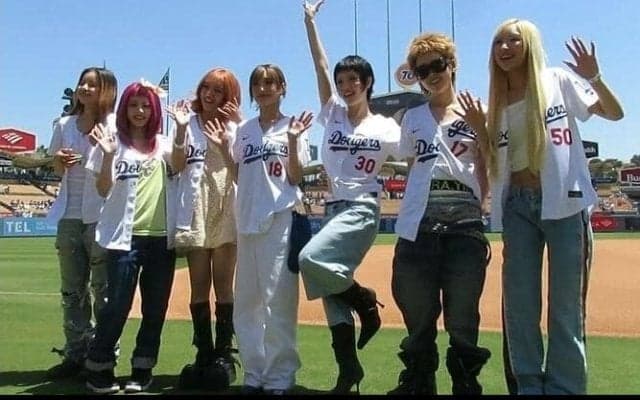 人気グループＸＧがドジャースタジアムで始球式　７人そろって四方にお辞儀　ＪＵＲＩＮがワンバウンド投球　スタンドから大歓声