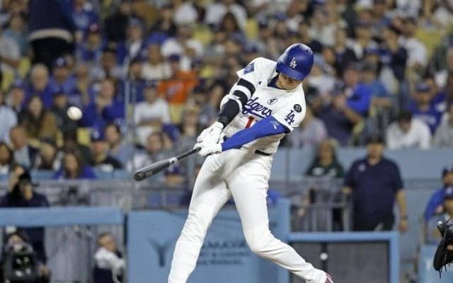 大谷翔平、第１打席で“悪球打ち”右前打　４戦連続安打　初対決２３歳超有望株の１５９キロをはじき返す