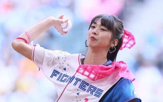 「とんでもないものはいてる！」エスコン降臨の人気アイドル　奇抜すぎるスカートでの始球式に騒然「個性爆発」「わろた」「インパクトでかすぎ」