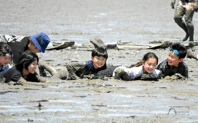 鹿島ガタリンピック開催　参加者は泥だらけで笑顔