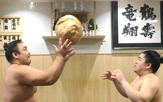 夏場所Ｖ逸の大関・霧島が再始動「よしやるぞ」　サッカー元フランス代表FWベンゼマとの出会い＆家族キャンプでリフレッシュ