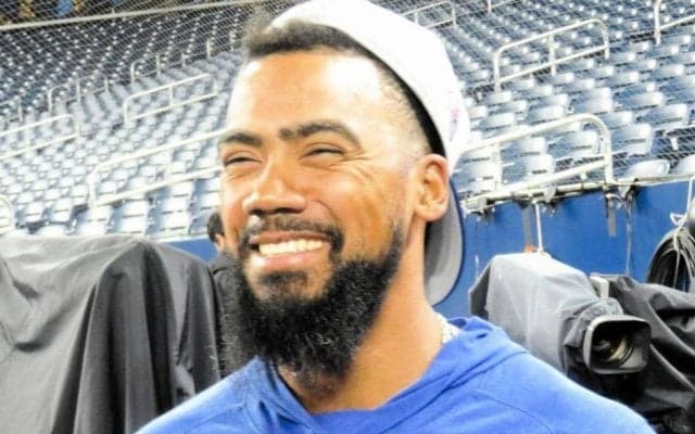 パパそっくり！？「なんて美しい家族」負傷者リスト入りのＴ・ヘルナンデスが子ども３人と始球式　米国ならではの心温まる場面にドジャースファン「幸せに満ちている」