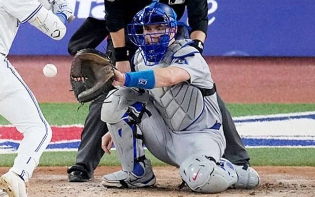 日本捕手の基本の構えは「強いストレスに」　MLBでは95％超…世界基準の“片膝立ち”