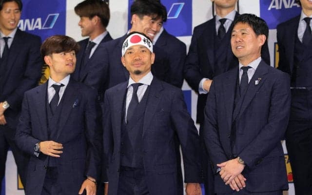 日本代表、北中米Ｗ杯の事前合宿地メキシコへ出発　“ブラボー”ことＤＦ長友佑都は闘魂ハチマキで式典に登場　チームに魂注入！