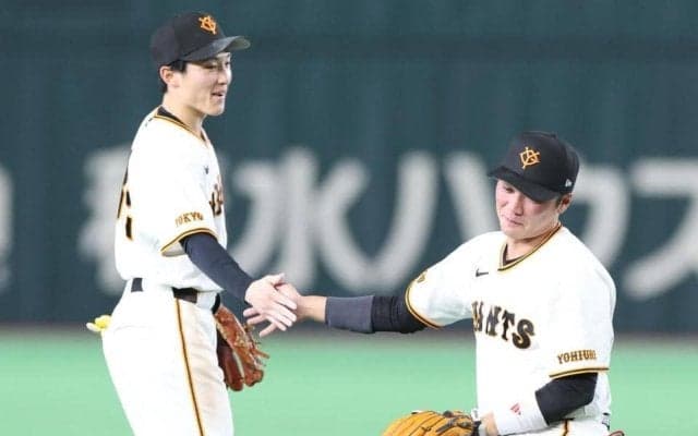 巨人　坂本勇人がスーパープレー！スライディングキャッチからノールックで一塁へ完璧な送球　本拠地が大歓声に包まれる　解説も「見えてないはず」