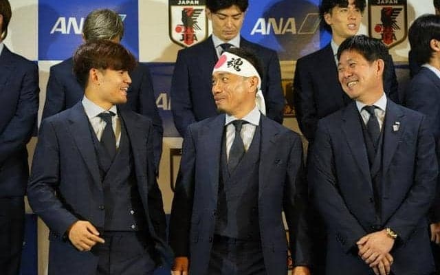 長友は闘魂ハチマキ　「優勝」めざし日本代表がワールドカップへ出発