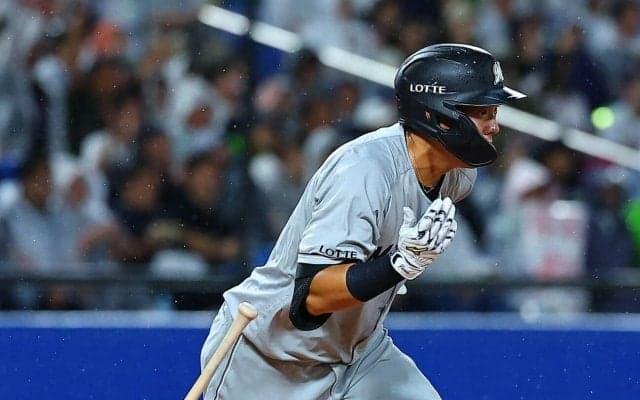 【ロッテ】安田尚憲がヤクルト松本健からタイムリー二塁打　塁上で力強くガッツポーズ