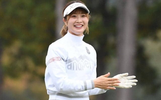 “かわいすぎる”始球式でも評判の22歳女子プロゴルファーの最新オフショットが話題「そんなに肩出して」白のオールインワンを披露