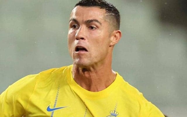 えっ４１歳！？「オーラありすぎ」サッカーとバスケ界のスーパースター２人が湯船につかってグータッチ　驚異の肉体に日本球界のレジェンドも「ユニコーン！」