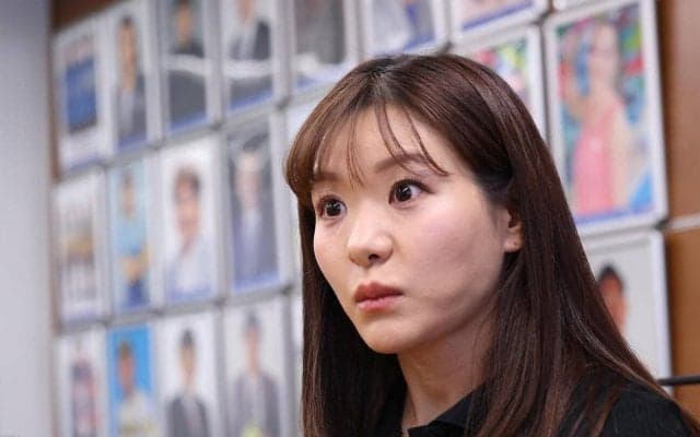 吉田知那美、図書館で読書のノースリーブワンピ姿　へそ出しトレ姿には「素晴らしい腹筋」