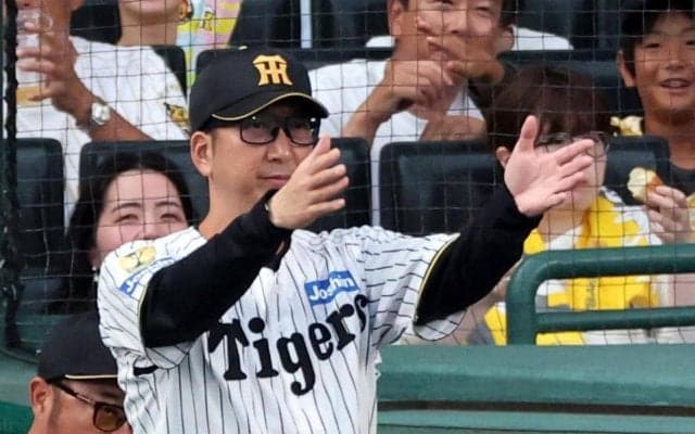 阪神・藤川監督がリクエスト成功　佐藤輝の二ゴロ併殺がセーフに覆る　甲子園に歓声