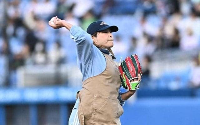 度会ママが始球式　元ヤクルトの夫・博文さんが笑顔で見守る　捕手役は息子の基輝さん　ＳＮＳ「度会ママナイスピッチ」「さすがプロ野球選手の母」