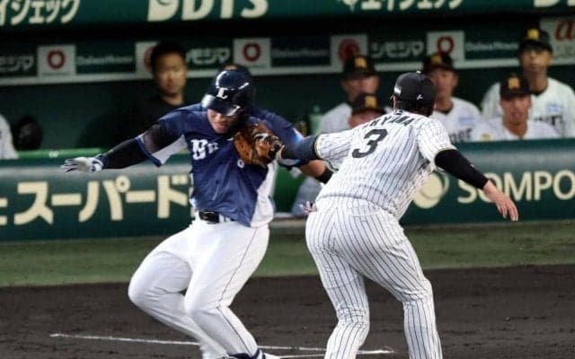 阪神・藤川監督　今度は守備でリクエスト成功　一塁セーフの判定がタッチアウトに　大山がミットを掲げてアピール