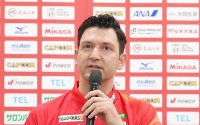 【バレー】就任２季目アクバシュ監督、日本語で「ガンバッタ」VNL開幕戦勝利に笑顔