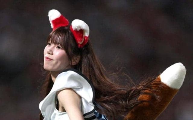 日本ハム　赤きつねが「かわいい」「あざといな」マツダに遠征でイメージがらりのＦガールに反響　中継席では広島元監督も！？