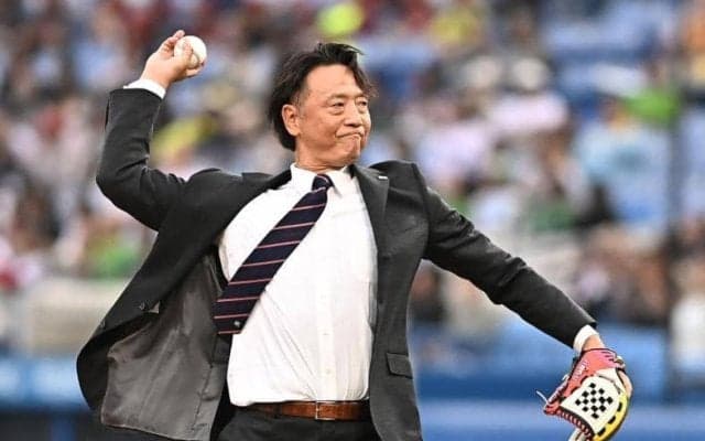 ヤクルト　レジェンド・伊藤智仁氏が始球式に登場「スライダーを投げ損なった」　ワンバンに苦笑い　現役時代の魔球披露も