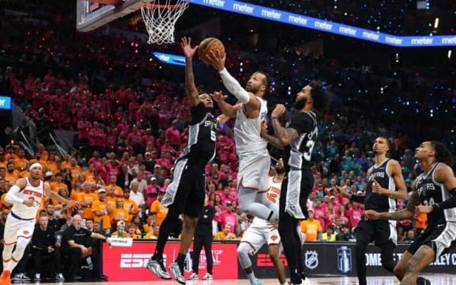 ファイナル初戦を敵地で制したニックスがプレーオフ12連勝でNBA歴代2位タイに浮上