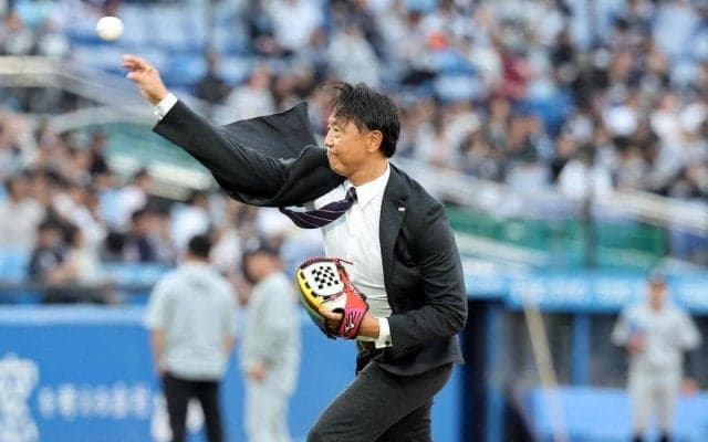 【ヤクルト】登場曲は指揮官の…スーツ姿で伊藤智仁2軍投手チーフコーチがファーストピッチ