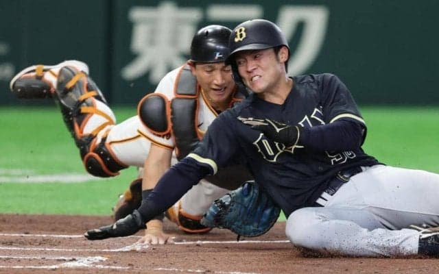 今季初スタメンマスクの巨人・小林　決死のタッチで先発の田中将を救う　左翼・佐々木→遊撃・泉口の中継プレーで相手の得点を阻止