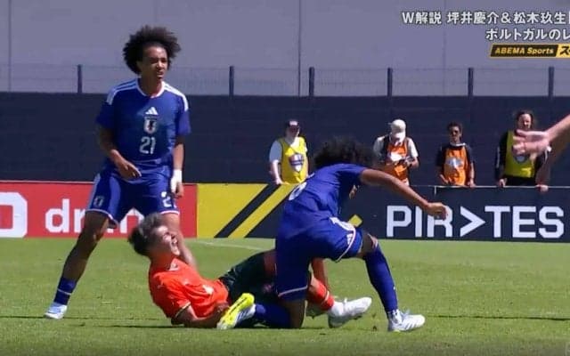 「VARなくて助かった」U-19日本代表MFが激しいディフェンス→主審流すも捉えた光景に「レッドでもおかしくなかった」の声も