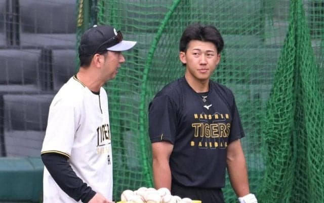 阪神　藤川球児監督が立石正広に語りかける　交流戦で打率・０９４と不振のドラフト１位と練習中に会話　１週間前にもアドバイス送る