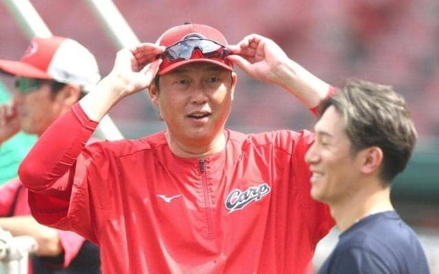 オリックス・西川龍馬が新井監督と談笑　小園、矢野らに囲まれ、大盛とは記念撮影　マツダスタジアムでかつてのチームメートと旧交温める