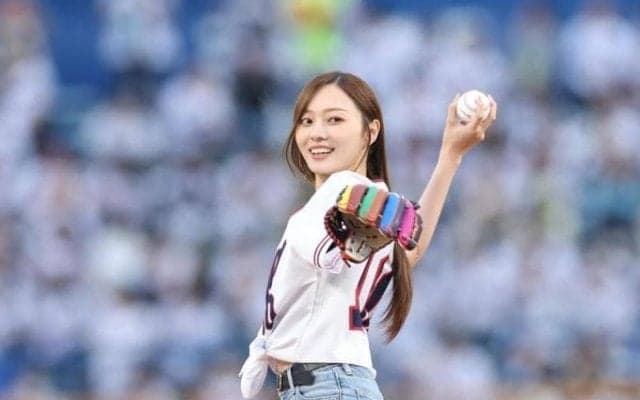 「スタイル良すぎる…」先月卒業の元人気アイドルが始球式　ＳＮＳ沸く「めちゃ可愛い」「外野からでも分かる脚の長さ」
