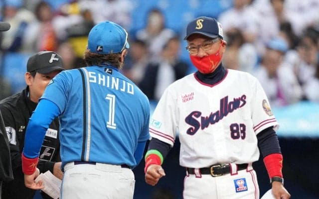 【ヤクルト】池山監督、日本ハム新庄監督と試合前に観客沸かす　もらった赤マスク着用