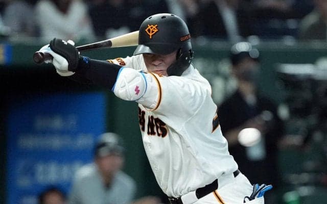 【巨人】岸田行倫の左脇腹に146キロ死球も…ダッシュですぐさま一塁ベースへ
