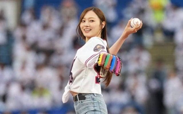 170cm美女が“ガチ投球”「エグすぎだろ」　ノーバウンドで可憐な笑顔「美しすぎる」