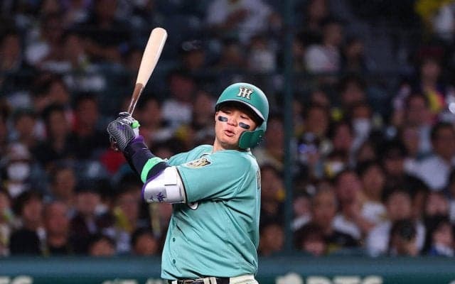 【阪神】「まるで達川！」森下翔太が死球をファウル判定され猛然アピール　手袋まで外す執念実る
