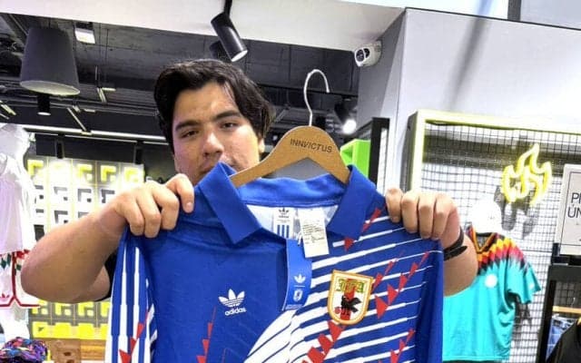 【Ｗ杯記者日記】懐かしの日本代表ユニホームがメキシコに…ドーハの悲劇を経験した１９９３年モデル　店員は「とっても美しいデザイン」と絶賛