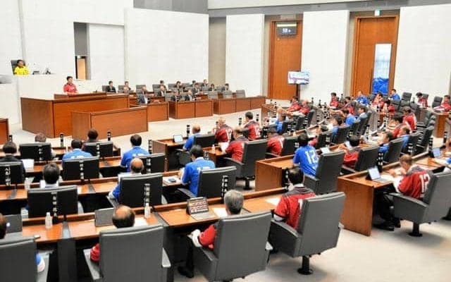 J1鹿島と水戸の活躍にエール　県議有志がユニホーム着用し議場に