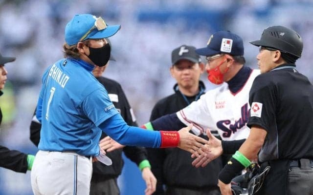 ヤクルト　５日の試合前に池山監督と新庄監督がメンバー表交換で交わした会話の中身とは…　ツバメ指揮官は新庄監督プレゼントのマスク着用