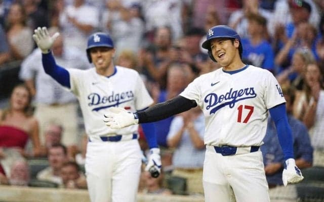 大谷翔平　フリーマンの劇的サヨナラ弾に大興奮　歓喜の輪の中心で頭ポンポン→ひそかに“退散”　８戦ぶり無安打もチームの勝利喜ぶ