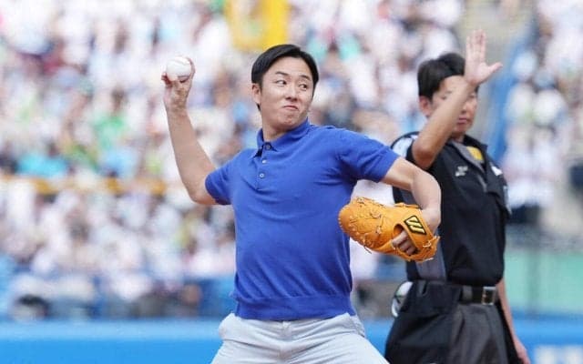 斎藤佑樹氏が始球式「聖地」神宮のマウンドから早実後輩・日本ハム清宮幸太郎へ真っ向ストレート